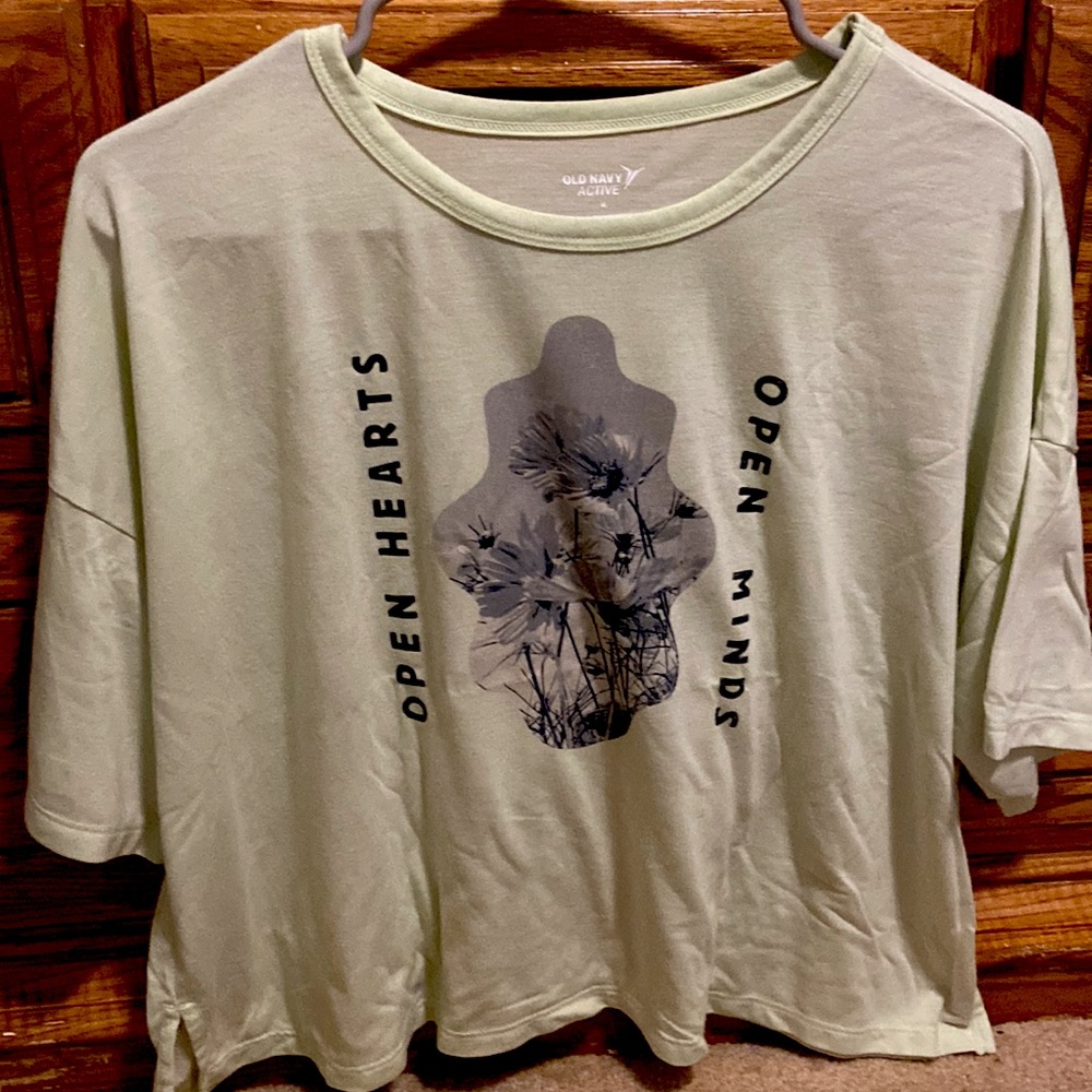Size women’s M Old Navy cropped T.